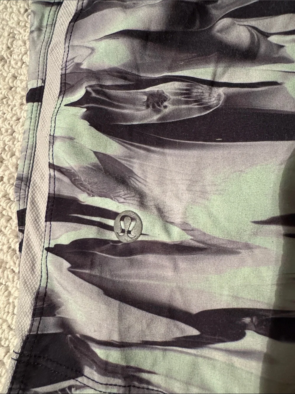 lululemon athletica Men's Pace Breaker Shorts - no drawstring!  Pls see photos.